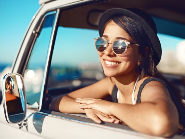 Farkındalık örneği olarak, anı yaşayan mutlu, gülümseyen bir kadın