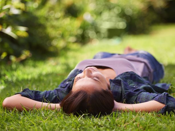 çimenlerin arasına uzanmış