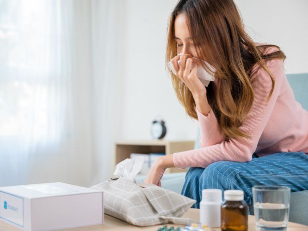 hasta görünen burnunu silen bir kadın