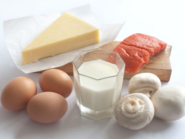 d vitamini kaynağı olan süt, peynir, yumurta, mantar, somon gibi besinlerin bir araya gelmiş fotoğrafı