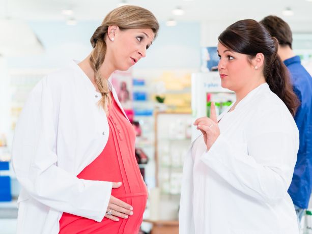 hamile kadın eczacıya ilaçla ilgili soru soruyor