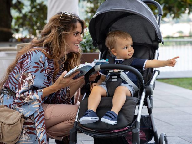 Bir anne ve yanında Chicco Goody Plus Bebek Arabası 