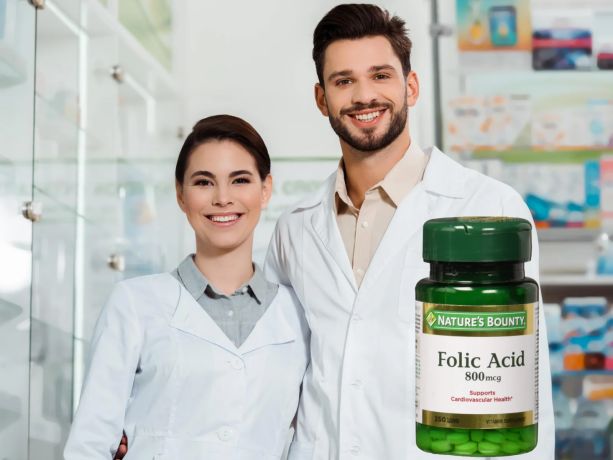 Nature's Bounty Folik Asit eczandeki bir çiftin önünde