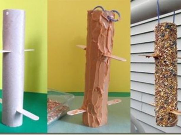 Çocuklarla balkonda kuşları beslemek