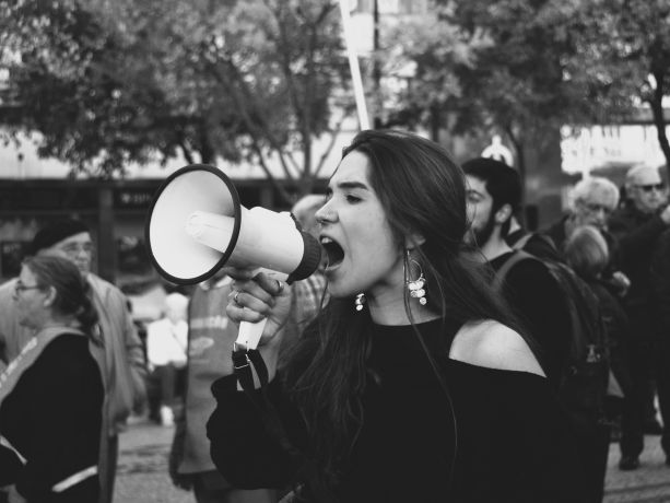 yüksek sesle megafondan konuşan kadın