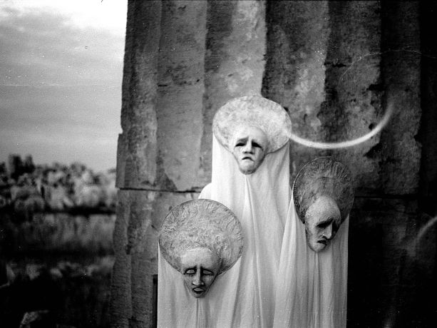 farklı yüz mimiklerine sahip tiyatro maskesi olan 3 insan