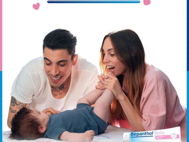 anne, baba ve bebek yanında bepanthol pişik krem
