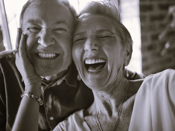 yaşlı adam ve kadın birlikte gülüyor