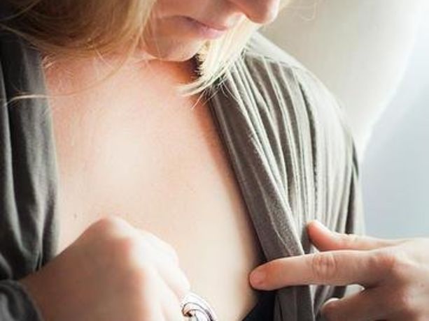 gümüş göğüs kapaklarını göğüs ucunuzda bekletin