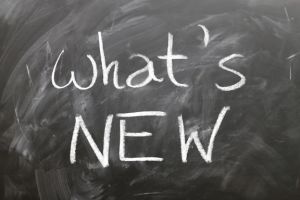 Presse und News DepotCity Tafel mit "Whats new" mit weißer Kreide geschrieben als Darstellung der Neuigkeiten von DepotCity