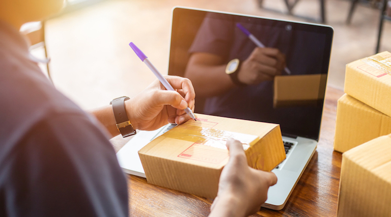 Fulfillment für Startups und e-Commerce Händler Bild eines Fulfillment Centers für Startups und e-Commerce Händler mit Operations, Regalen und Waren als Symbol für Logistik für Startups