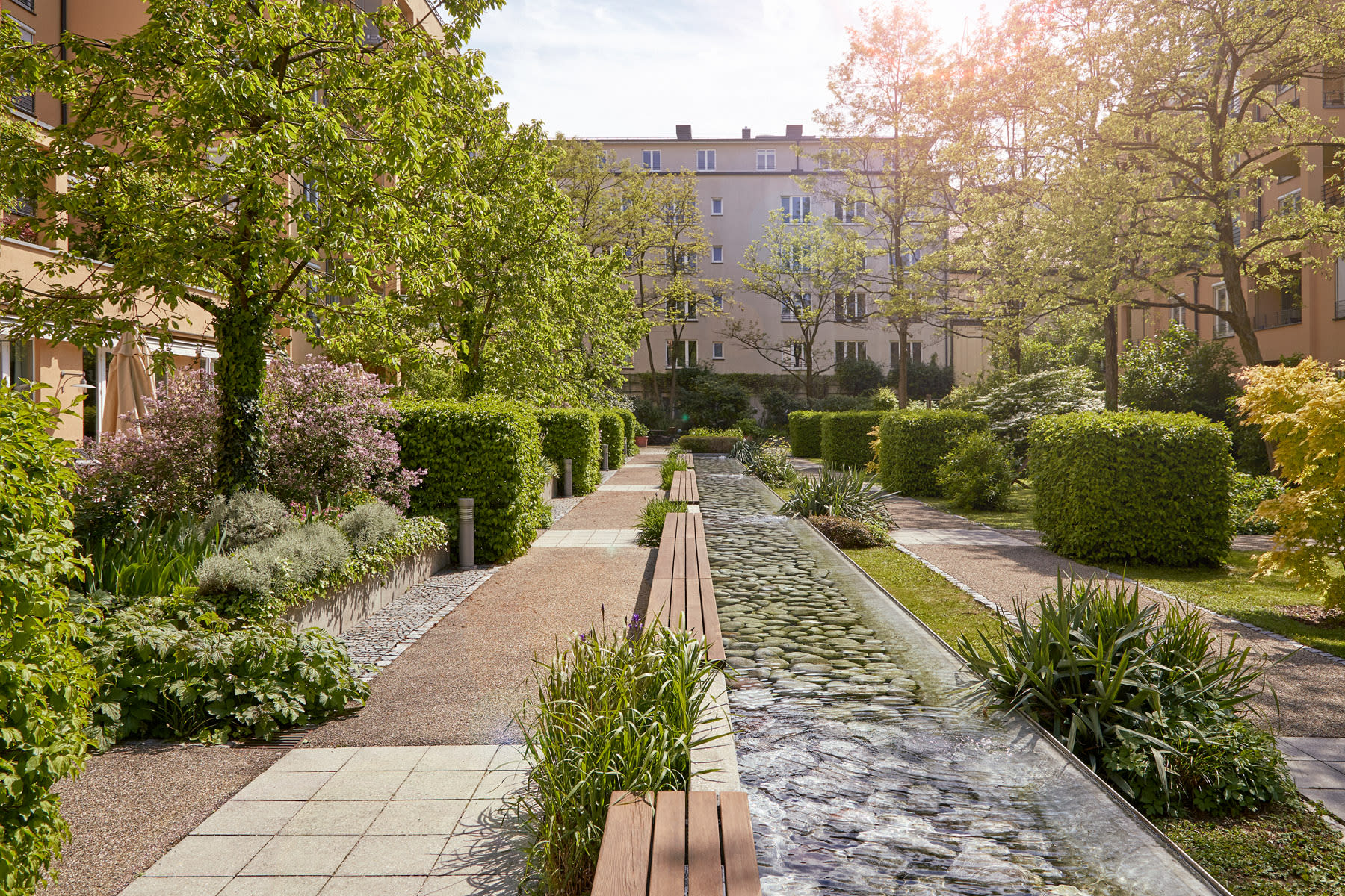 Begrünter Innenhof mit Steinweg im Altersruhesitz Tertianum München