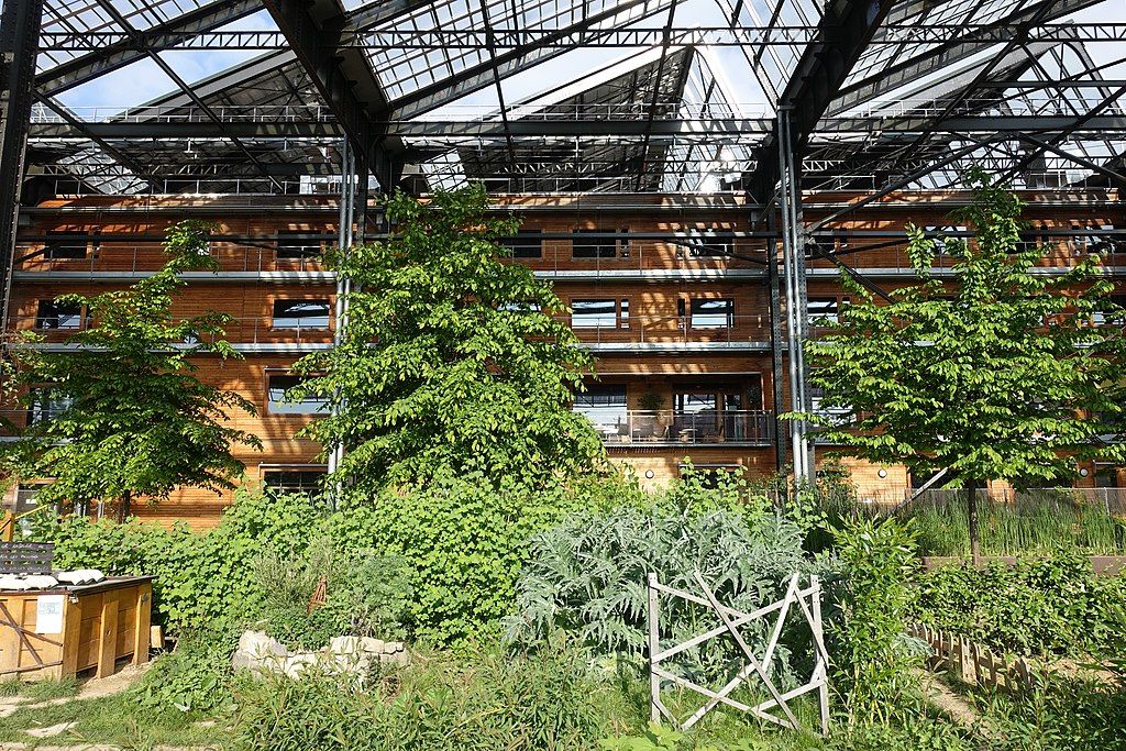 https://upload.wikimedia.org/wikipedia/commons/thumb/a/ad/Jardins_Rosa-Luxemburg_%40_Paris_%2833384262094%29.jpg/1024px-Jardins_Rosa-Luxemburg_%40_Paris_%2833384262094%29.jpg
