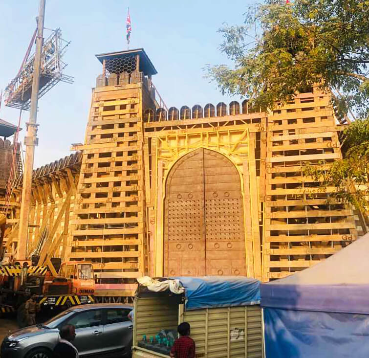 Yash Raj Films Ranbir Kapoor And Sanjay Dutt S Expensive Shamshera Fortress Wait For Stars Show Up Set in the 1800s, the film is about a dacoit tribe who take charge in fight for their rights and independence against the british. yash raj films ranbir kapoor and sanjay