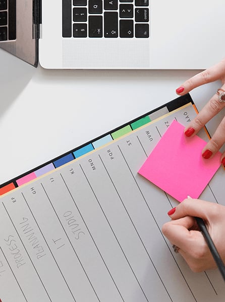 Femme en train d'organiser son travail
