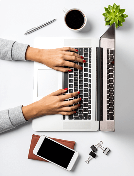 Femme écrivant sur son macbook