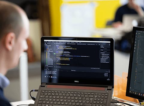 Développeur à son bureau