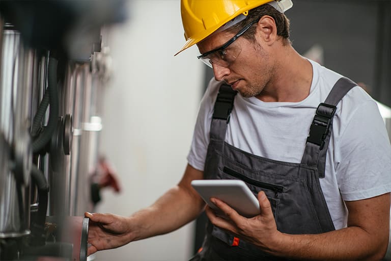 technicien réalisant une opération de maintenance