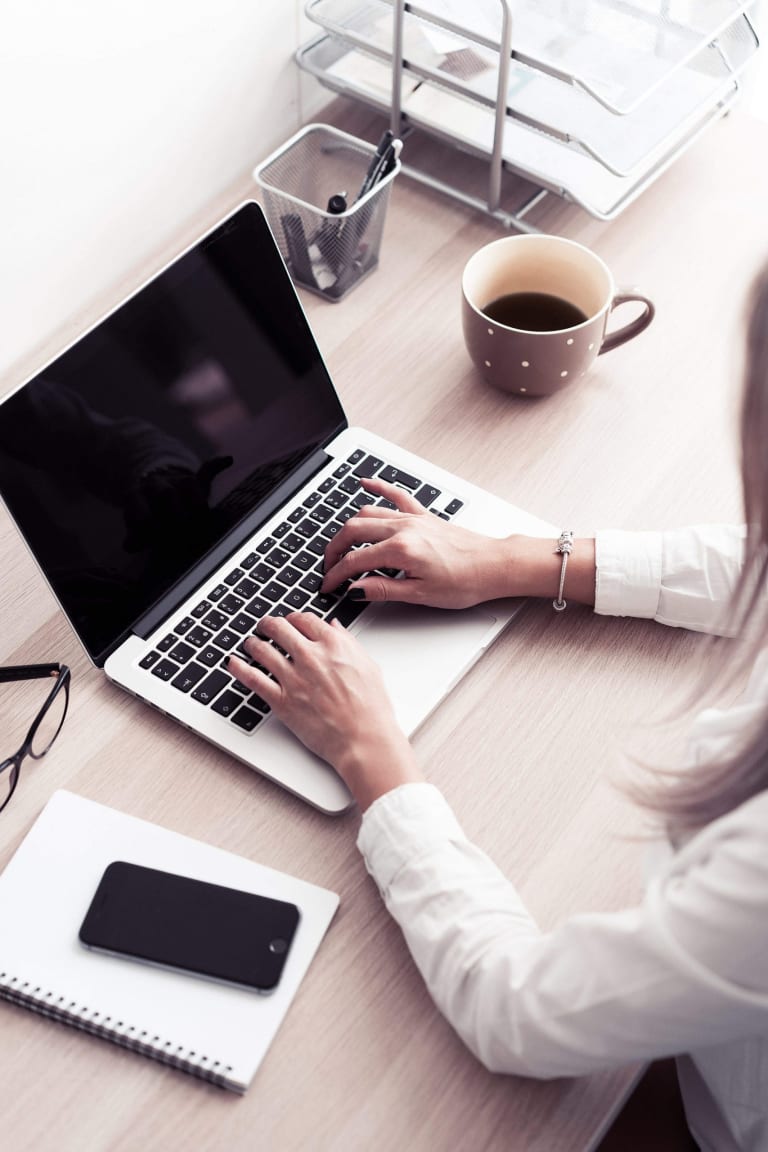 Employée de bureau sur un Macbook pro
