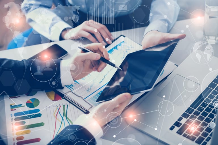 des businessman se rencontrent au bureau avec de la technologie, et des effets visuels sur la photo
