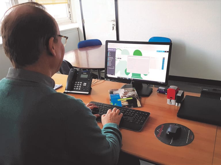 Photo d'un employé de l'entreprise Messidor à son bureau