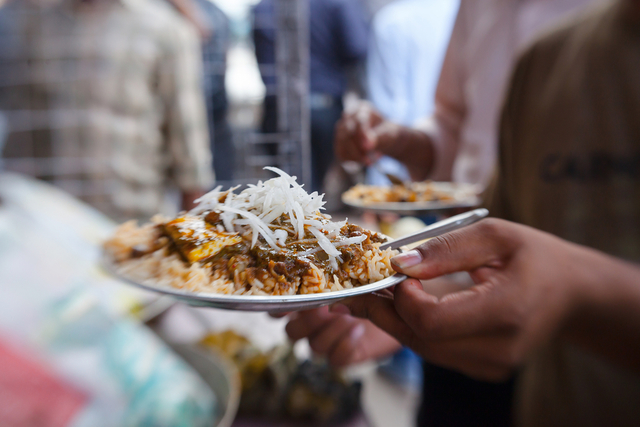 From Varanasi: Street food tour with Evening Ganga Aarti