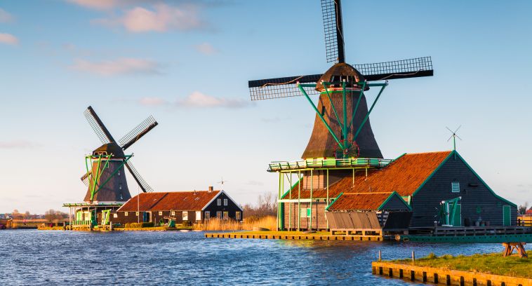 how far are the windmills from amsterdam        <h3 class=