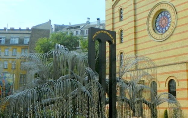 Awe-inspiring facade of Hungarian Jewish Museum & Dohány Synagogue, symbolizing the resilience and beauty of Jewish traditions.