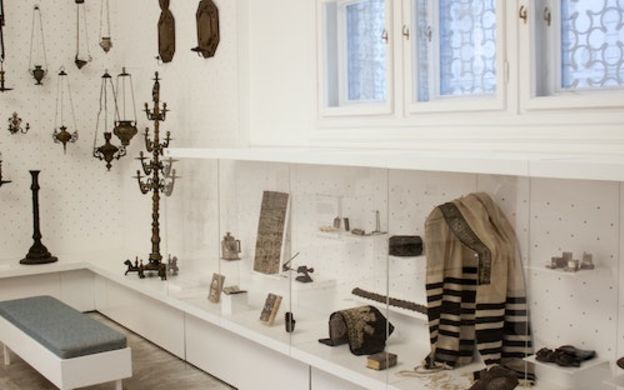 Vibrant interior of Hungarian Jewish Museum & Dohány Synagogue, showcasing sacred relics, artifacts, and the rich tapestry of Jewish history.