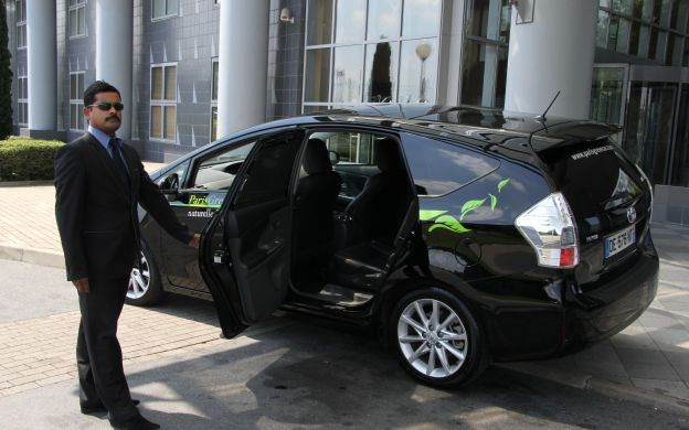 Private Transfer between Paris Charles de Gaulle Airport and Disneyland Paris