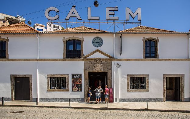 Yellow Bus Porto: Hop-on, Hop-off Bus + River Cruise + Port Calém Wine Tasting