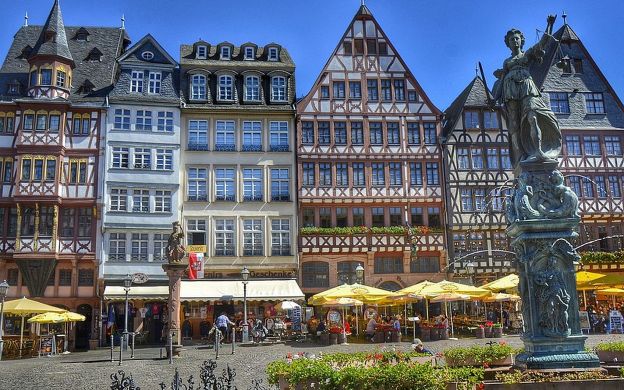 Street Food and Walking Tour in Frankfurt