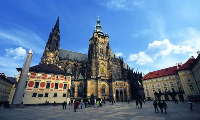Prague Grand City Tour and 1-Hour Boat Cruise