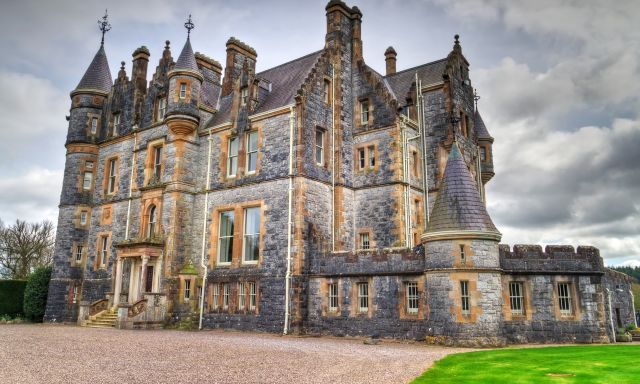 Blarney Stone, Rock of Cashel and Cahair Castle: Coach Tour from Dublin