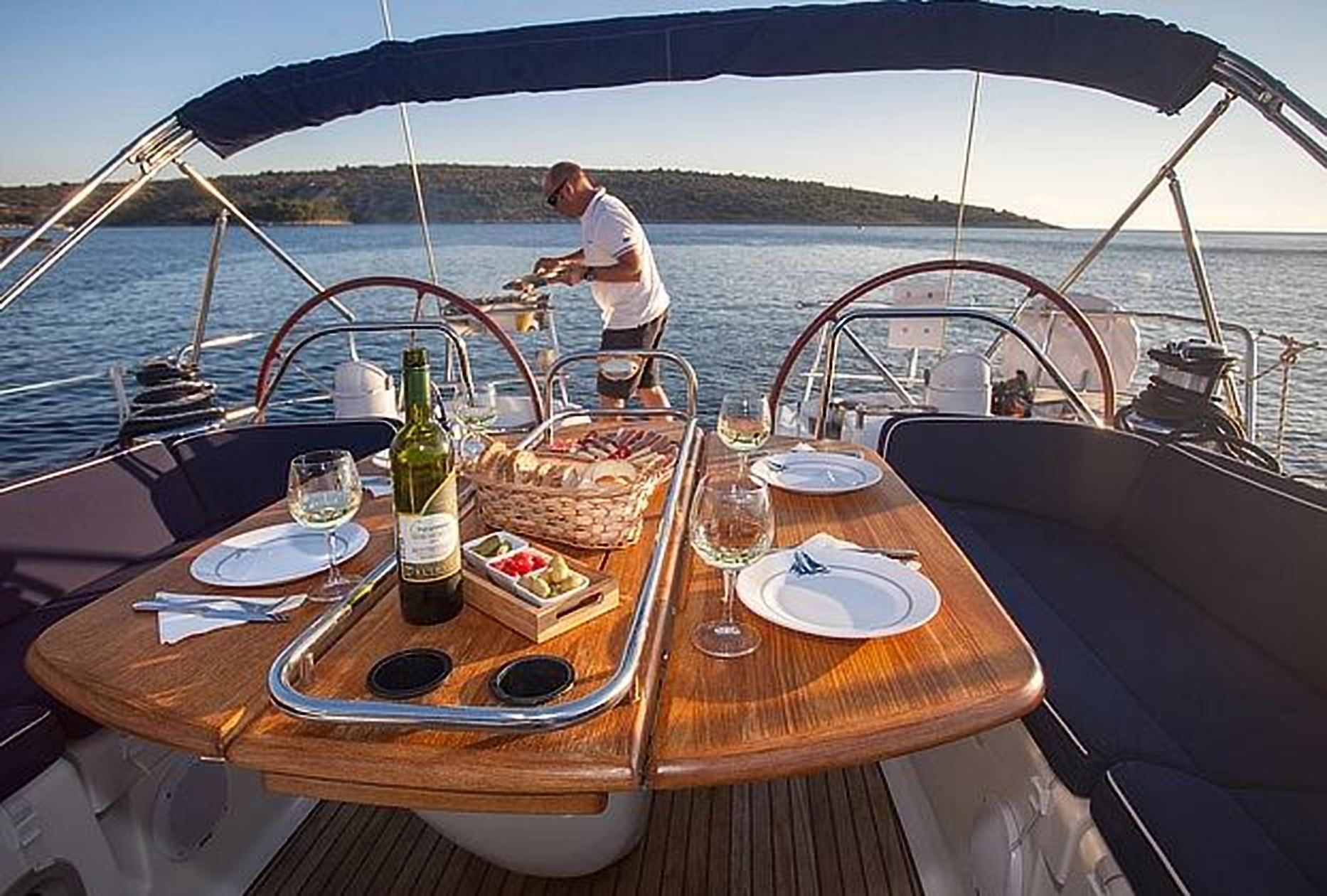 Golden Joys: Magical Sailing Tour of Lisbon during Sunset on a Luxury Yacht