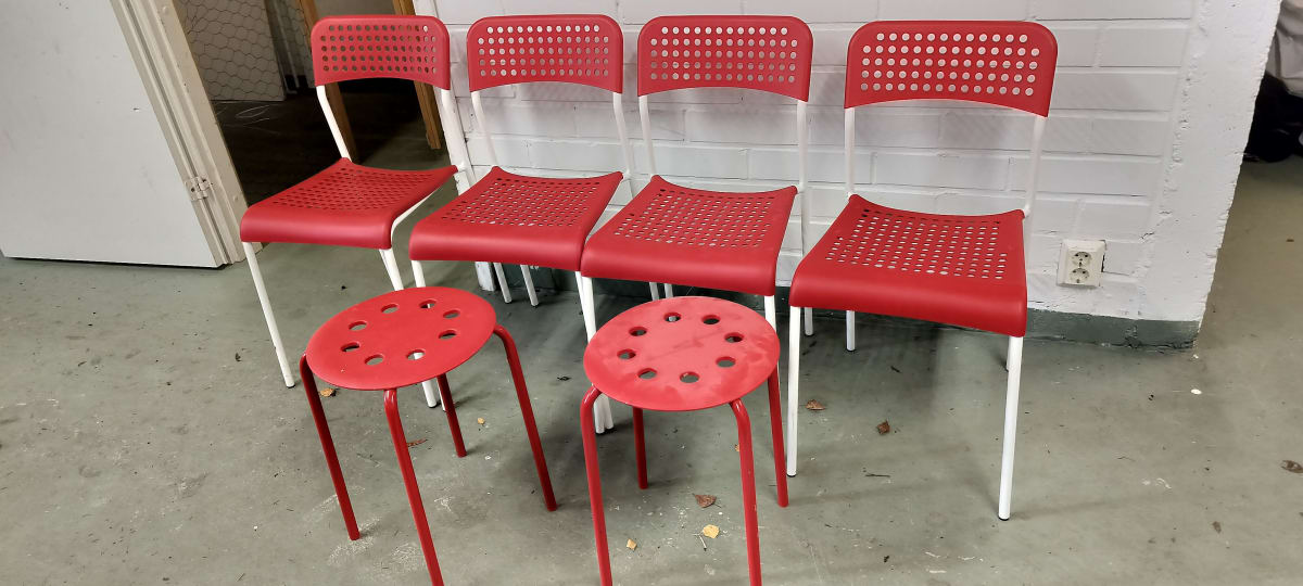 IKEA-tuoleja ja jakkaroita