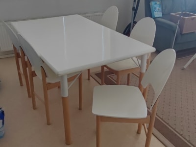 Ruokapöytä ja tuolit