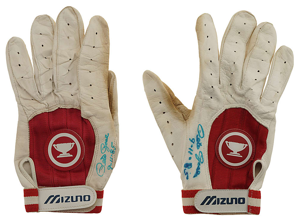 Extraordinary 9/11/1985 Pete Rose Cincinnati Reds Signed 4,192 Hit Record Game-Used Batting Gloves - Gifted Directly From Rose - SIA Photomatched!