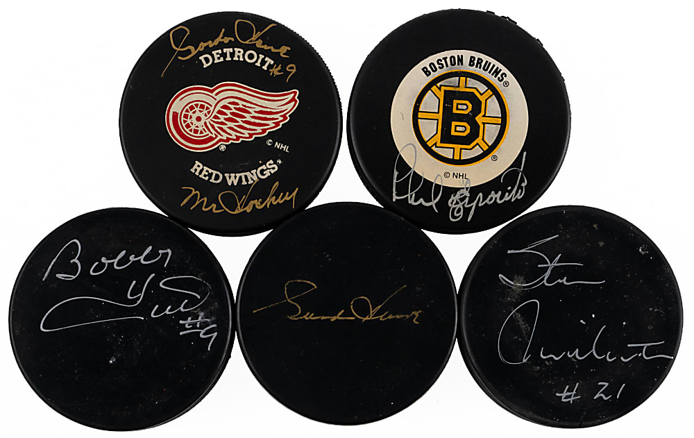 Hockey Puck Single-Signed Collection (5) with (2) Gordie Howe & Bobby Hull