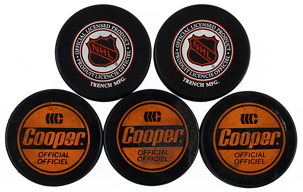 Hockey Puck Single-Signed Collection (5) with (2) Gordie Howe & Bobby Hull