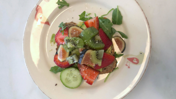 Kiwi Strawberry Salad - LEKfit - The Wellnest by HUM Nutrition