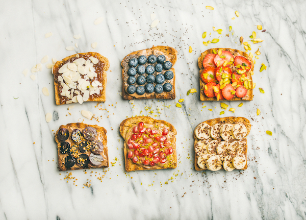 6 Toasts topped with fruit for a complete protein snack