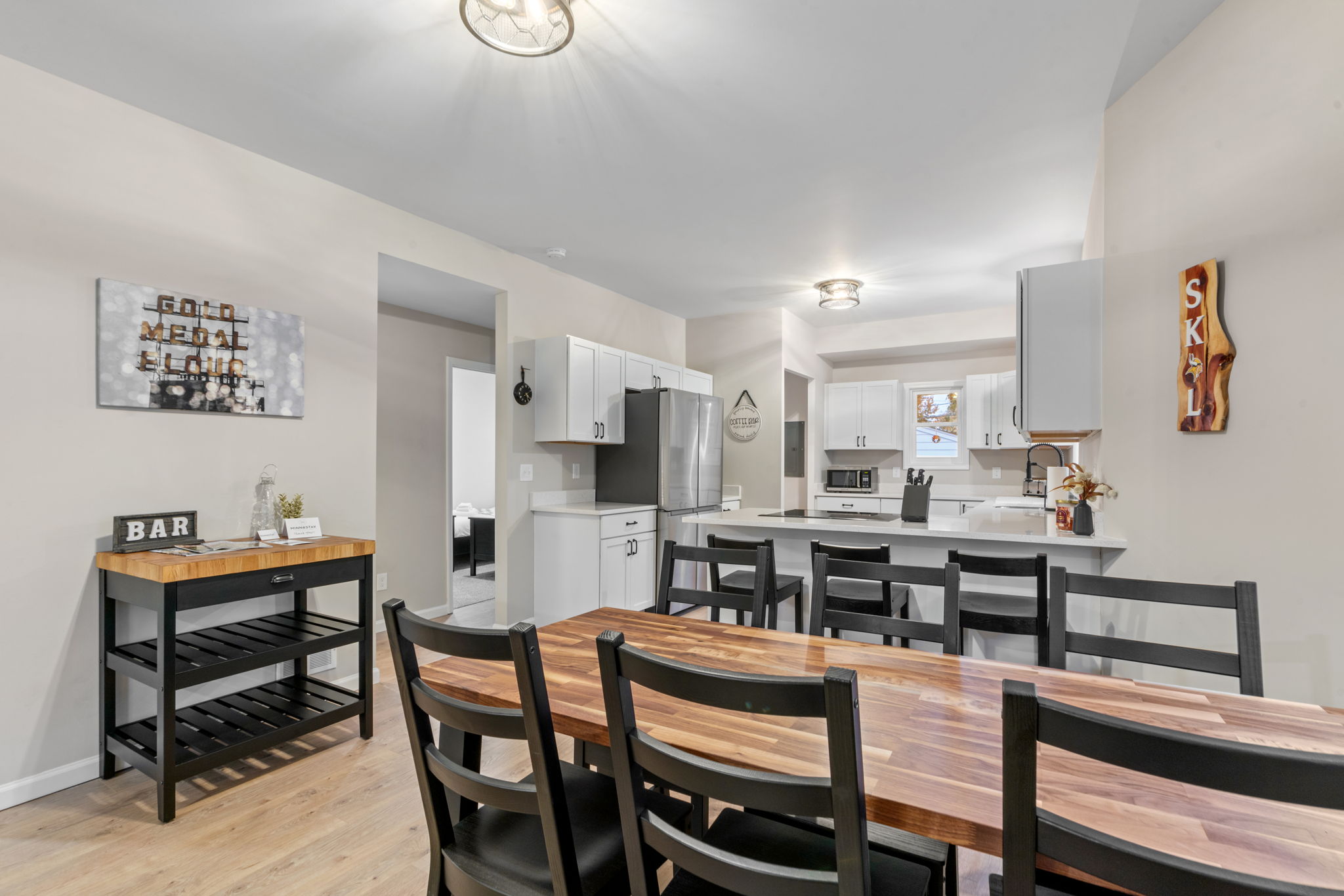 Modern kitchen and dining area with a welcoming atmosphere.
