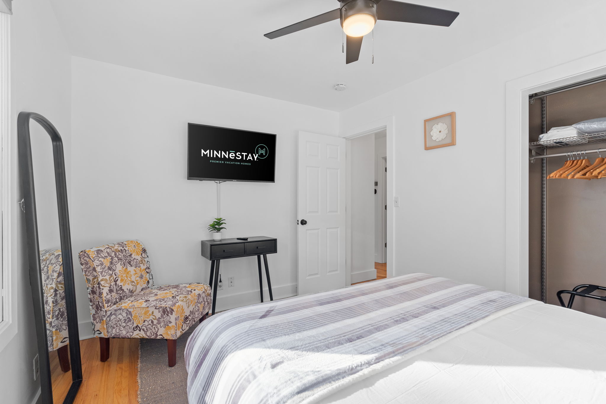 A cozy and inviting bedroom perfect for relaxation.