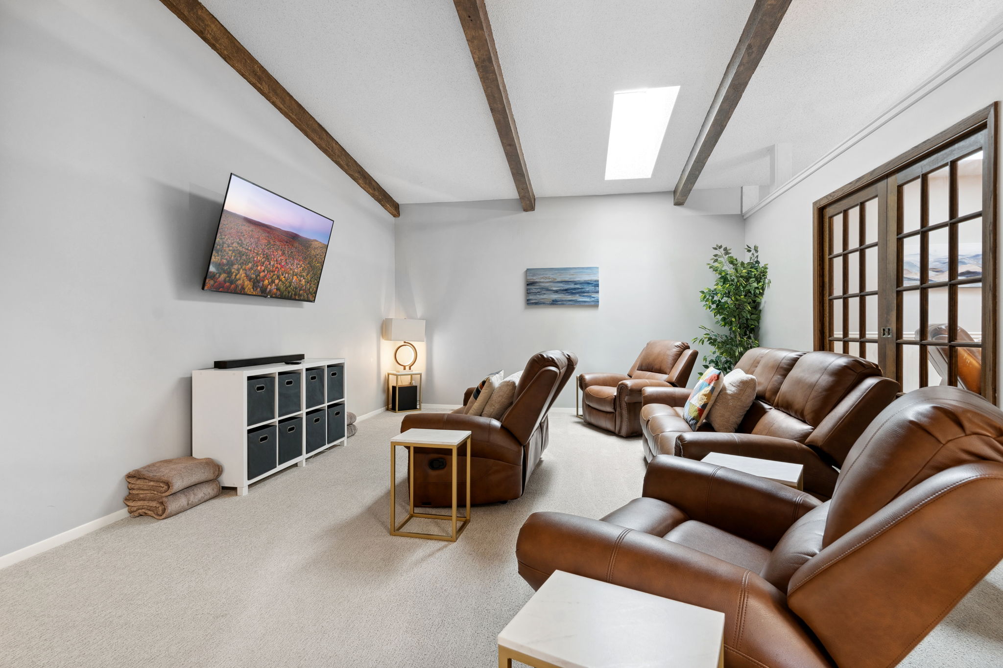 Cozy and inviting living room with leather furniture and a warm atmosphere.
