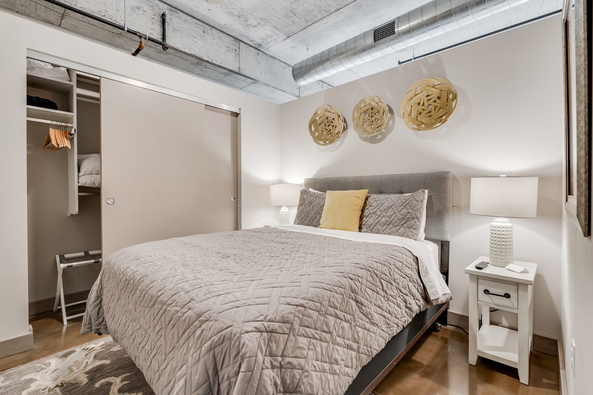 A cozy and modern bedroom featuring a queen-sized bed and contemporary decor.