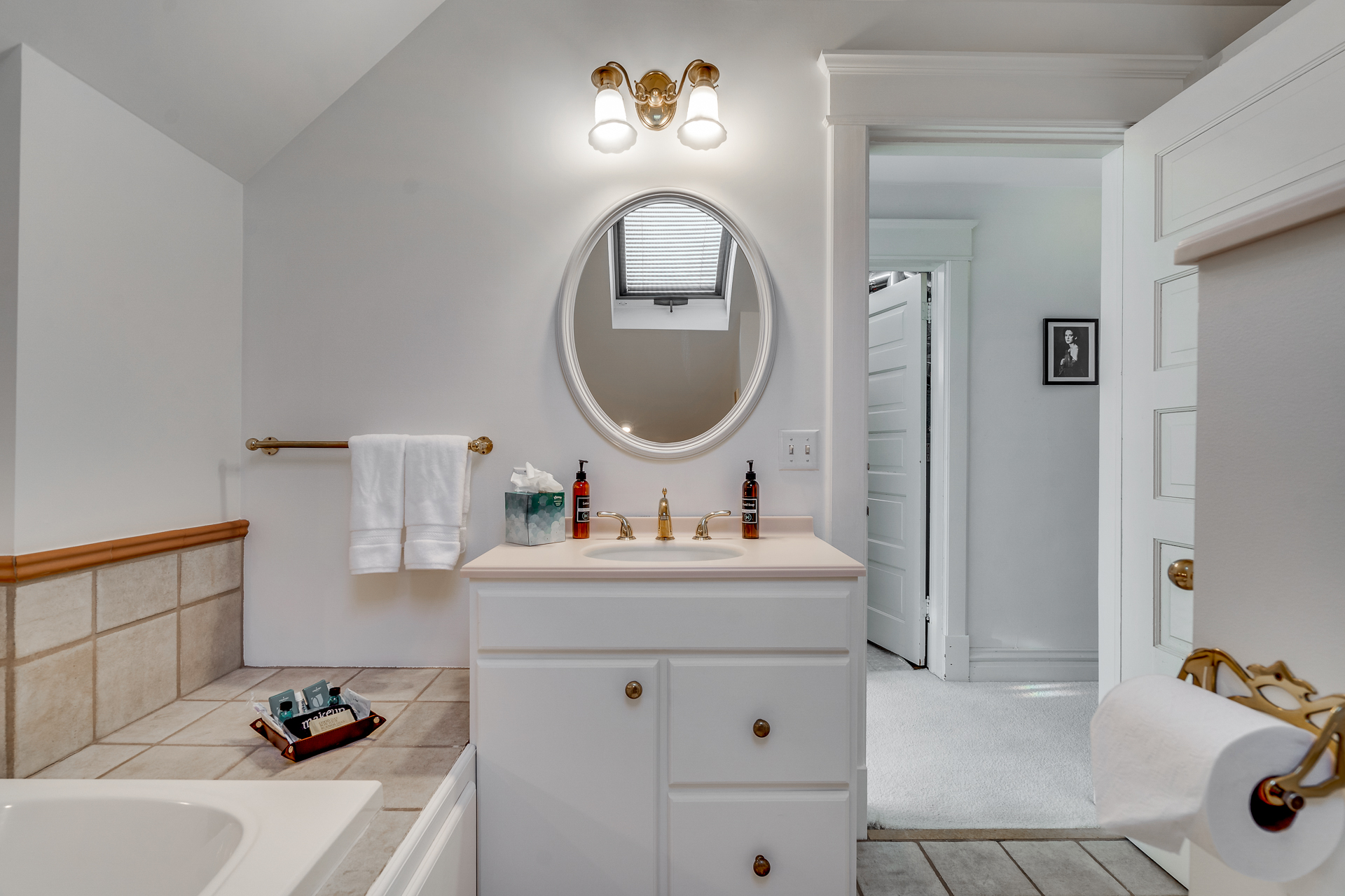 Bright and elegant bathroom with modern fixtures and a cozy feel.