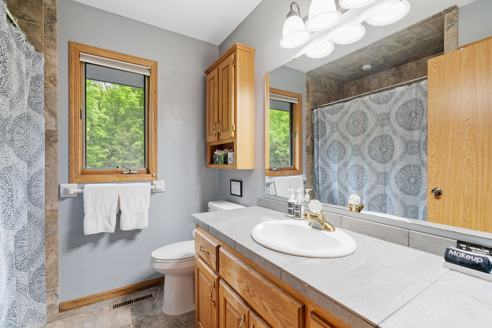 Bright and inviting bathroom with natural elements.