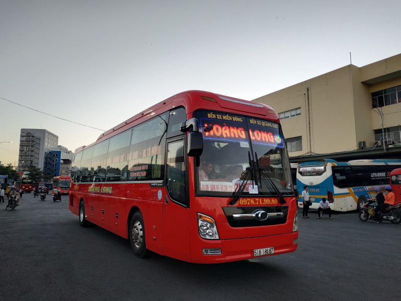 Xe Hoàng Long Đỏ từ Hà Nội đi Sài Gòn