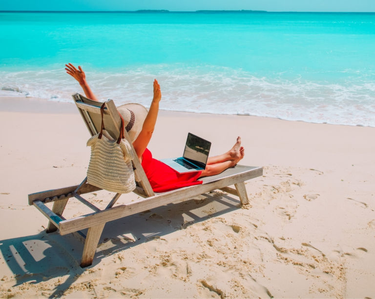 8 Easy Tips to Stay Productive While Traveling and Still Have Fun